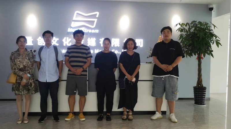 纪录片镜头材质揭秘：价格背后的故事**